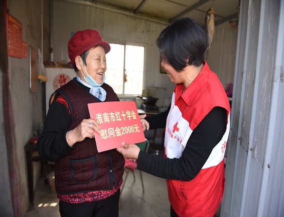 淮南市红十字会春节前走访扶贫户7
