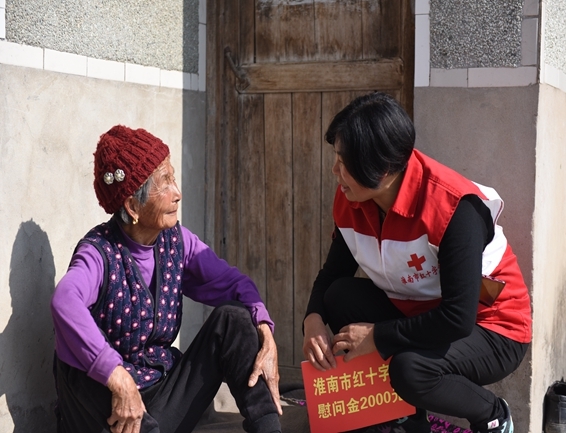 淮南市红十字会春节前走访扶贫户8