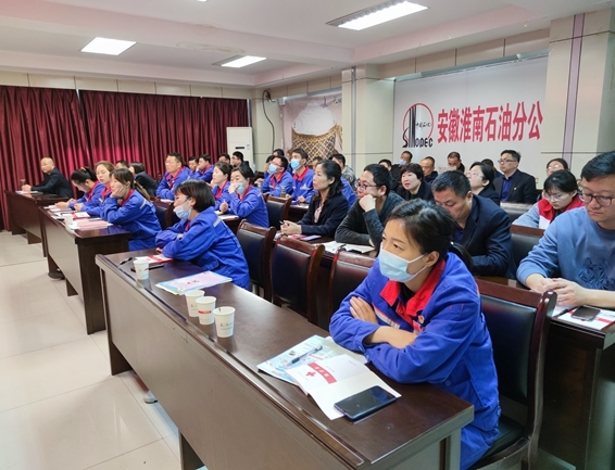 淮南市红十字会为石化职工进行应急救护培训2