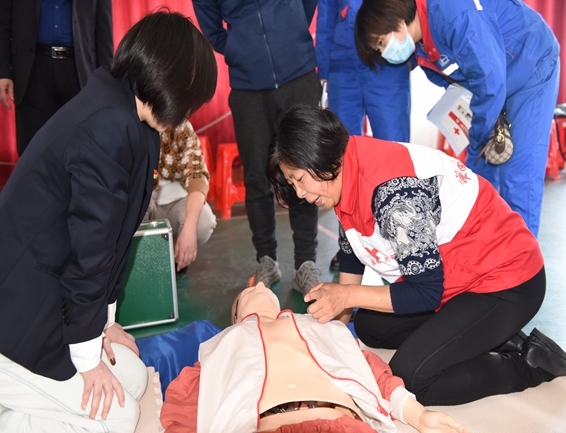 淮南市红十字会为石化职工进行应急救护培训5