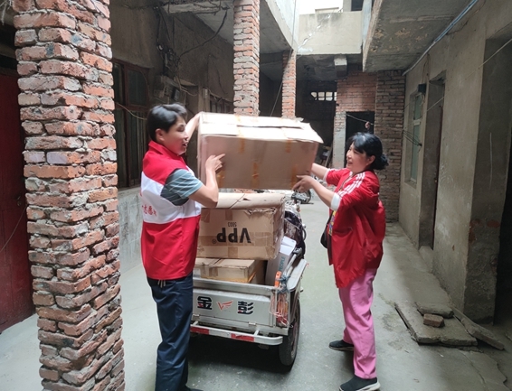 辛劳小商贩捐赠万元爱心鞋2