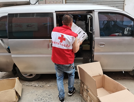 辛劳小商贩捐赠万元爱心鞋3