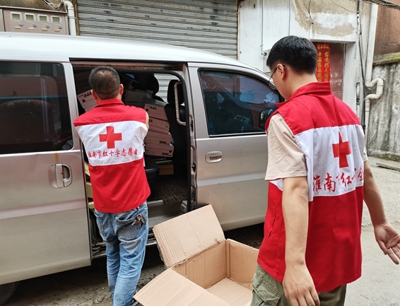 辛劳小商贩捐赠万元爱心鞋4