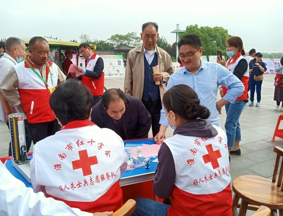淮南市红十字会好人朱士兵志愿服务队开展助残日服务活动2