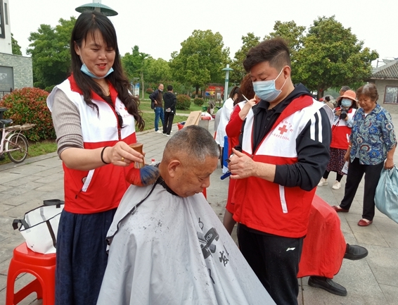 淮南市红十字会好人朱士兵志愿服务队开展助残日服务活动4