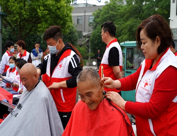 淮南市红十字会好人朱士兵志愿服务队开展助残日服务活动6