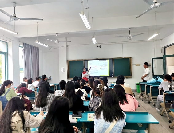 淮南市红十字志愿者连续开展献血采样服务10