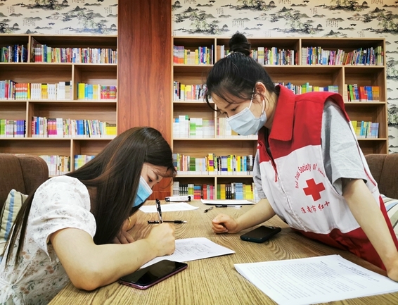 淮南市红十字志愿者连续开展献血采样服务11