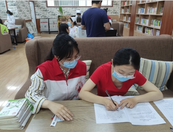 淮南市红十字志愿者连续开展献血采样服务15