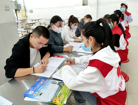 淮南市红十字志愿者连续开展献血采样服务17