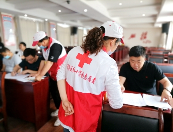 淮南市红十字志愿者连续开展献血采样服务19