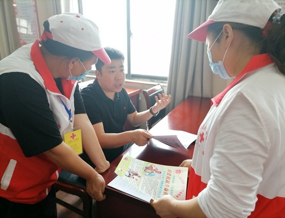 淮南市红十字志愿者连续开展献血采样服务20