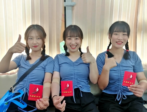 淮南市红十字志愿者连续开展献血采样服务3