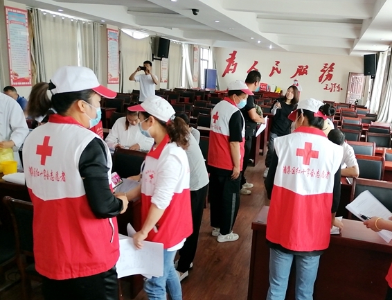 淮南市红十字志愿者连续开展献血采样服务5