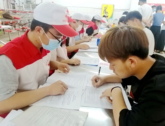 淮南市红十字志愿者连续开展献血采样服务8