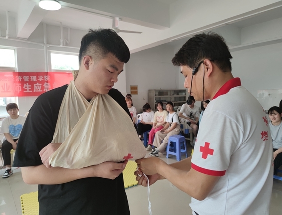 淮南市红十字会为淮职首届高铁旅游专业毕业生进行应急救护培训5