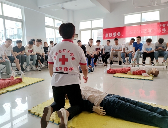 淮南市红十字会为淮职首届高铁旅游专业毕业生进行应急救护培训7