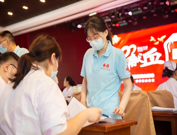 世界献血者日市红十字志愿者用热血和行动献礼15