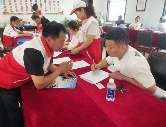 世界献血者日市红十字志愿者用热血和行动献礼3