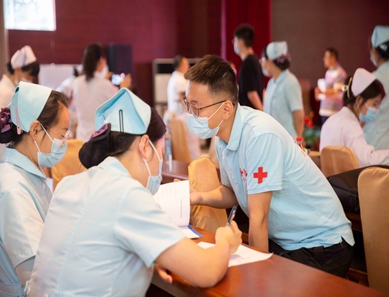 世界献血者日市红十字志愿者用热血和行动献礼5