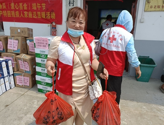 淮南市红十字会“好人”朱士兵志愿服务队端午慰问孤残2