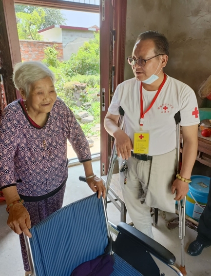 淮南市红十字会“好人”朱士兵志愿服务队端午慰问孤残4