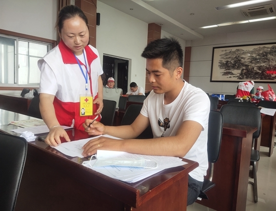 一天三场，潘集区红十字志愿服务队东奔西忙3