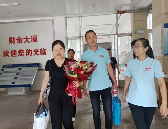 淮南市红十字会欢送第42例造血干细胞捐献者方文康赴捐14