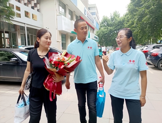 淮南市红十字会欢送第42例造血干细胞捐献者方文康赴捐15