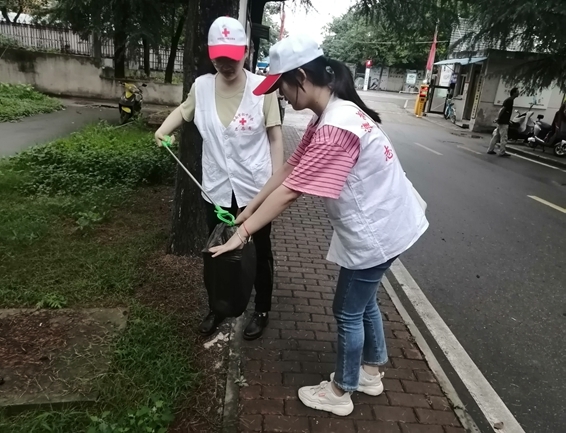 淮南市红十字会协助包保社区开展创城志愿活动3