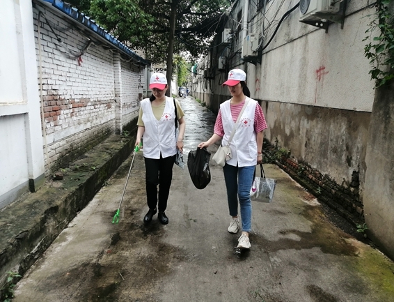 淮南市红十字会协助包保社区开展创城志愿活动8