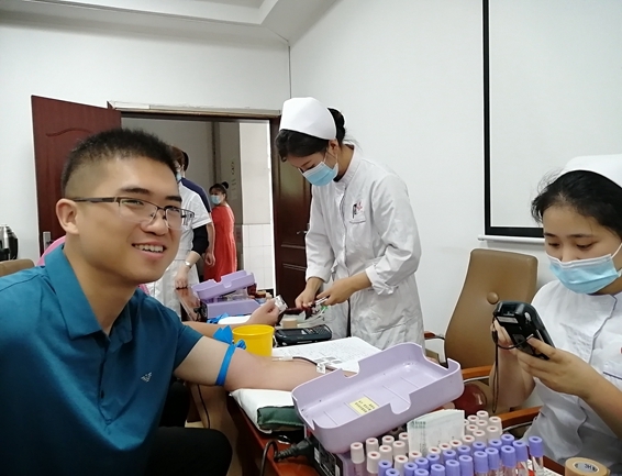 淮南市红十字志愿者在谢集区开展献血和采样服务4