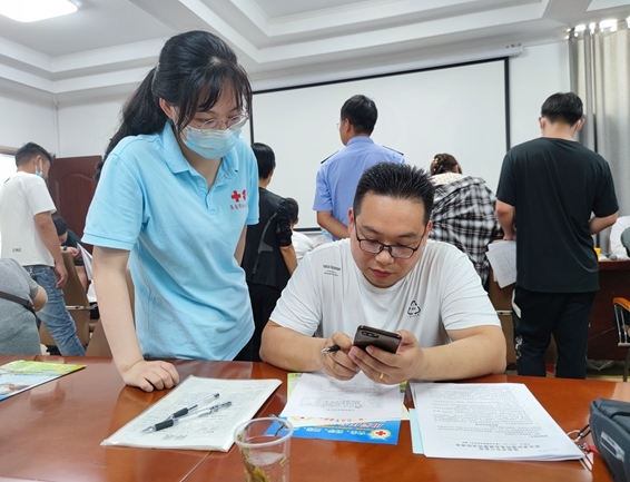 淮南市红十字志愿者在谢集区开展献血和采样服务6