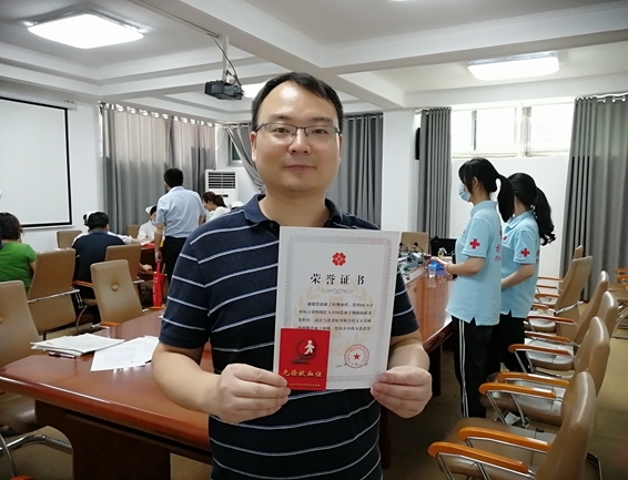 淮南市红十字志愿者在谢集区开展献血和采样服务8