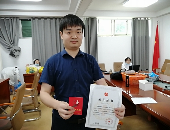 淮南市红十字志愿者在谢集区开展献血和采样服务9