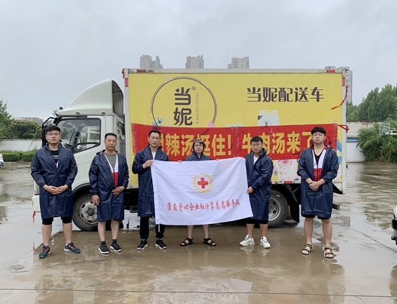 淮南市红十字志愿者再顶风冒雨连夜驰援河南灾区1