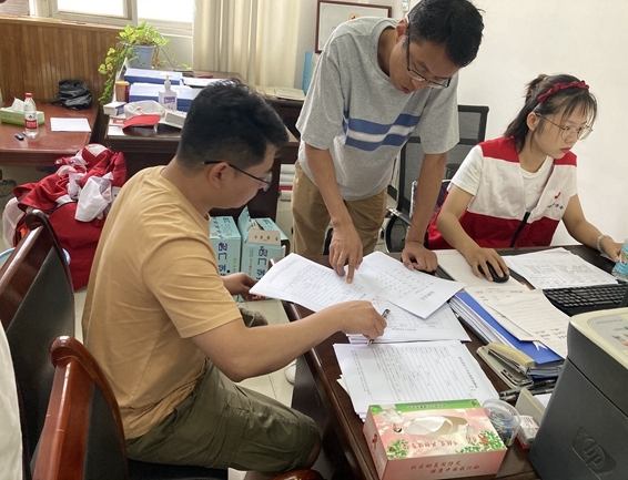 淮南市红十字志愿者再顶风冒雨连夜驰援河南灾区10