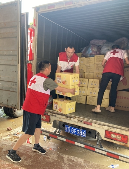淮南市红十字志愿者再顶风冒雨连夜驰援河南灾区13