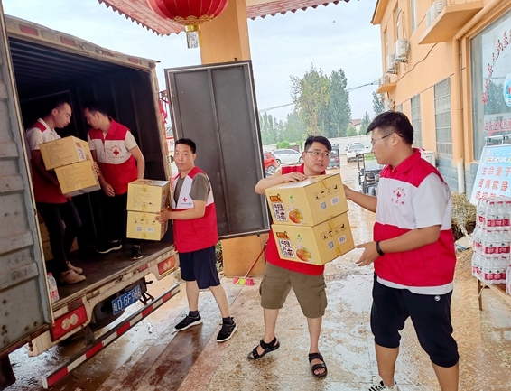 淮南市红十字志愿者再顶风冒雨连夜驰援河南灾区14