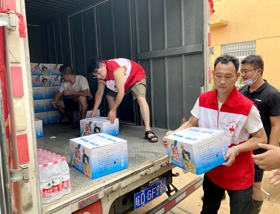 淮南市红十字志愿者再顶风冒雨连夜驰援河南灾区15