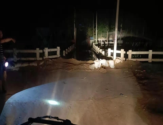 淮南市红十字志愿者再顶风冒雨连夜驰援河南灾区7