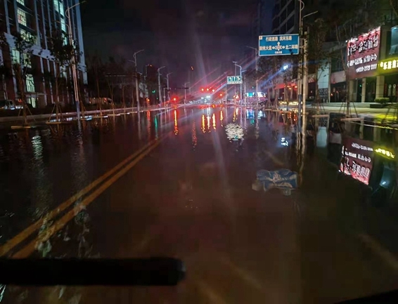 淮南市红十字志愿者再顶风冒雨连夜驰援河南灾区8
