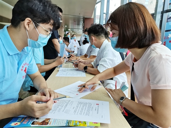 从酷暑到立秋淮南市红十字志愿者献血采样服务不停歇1
