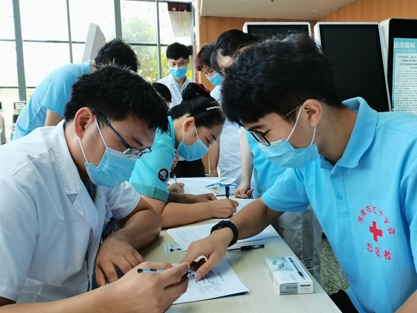 从酷暑到立秋淮南市红十字志愿者献血采样服务不停歇2