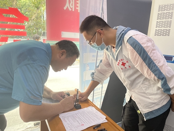 淮南市红十字志愿者协助新冠疫苗接种1