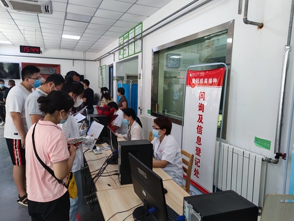 淮南市红十字志愿者协助新冠疫苗接种4