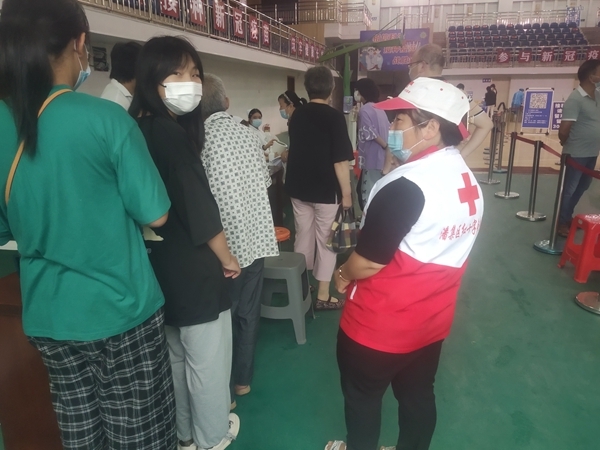 潘集区红十字志愿者再次协助区新冠疫苗集中接种7