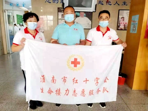 淮南市红十字会生命接力志愿服务队队员相约献血1