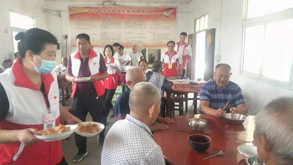 淮南市红十字会好人朱士兵志愿服务队中秋慰问孤寡残疾老人7