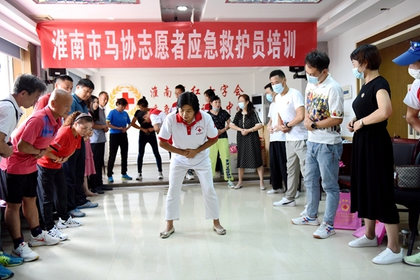 淮南50名马拉松爱好者成为救护员为跑马保驾护航1